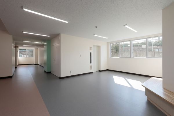大和市立中央林間小学校　増築棟　エレベーターホール